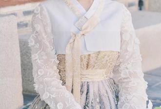 ElyEE子和她的赛博少女写真集，分享一些色彩缤纷的电流波动。