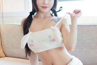 Feilin嗲囡囡 – “分享”出一个精致的SiByl李思宁，瑜伽不练但姿势到位！