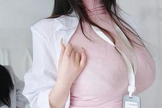 这纯白上衣是K酱的致胜法宝，cos合集里的小心机隐约可见。