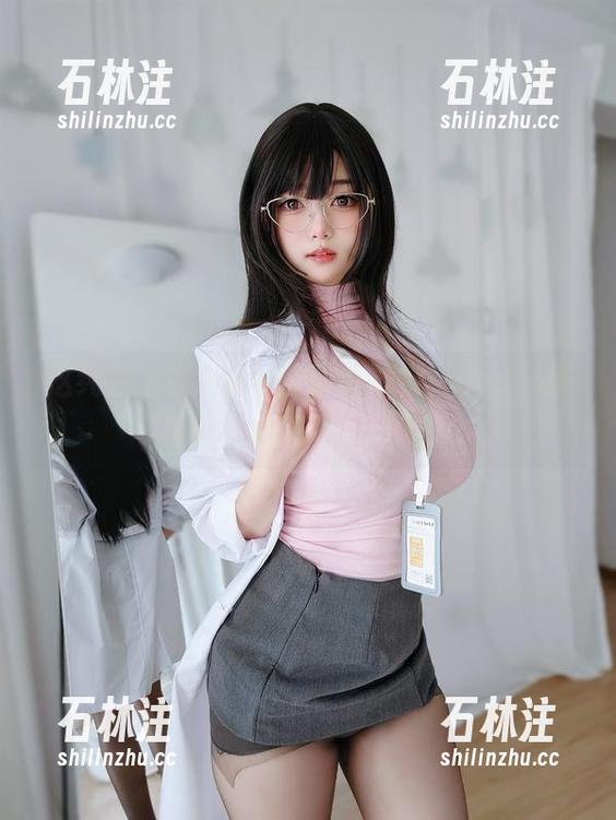 K酱 这纯白上衣是K酱的致胜法宝,cos合集里的小心机隐约可见。