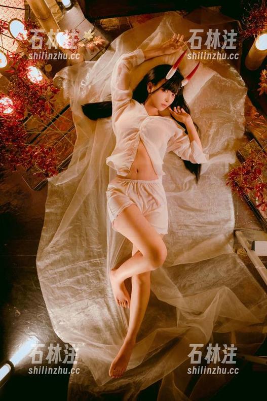 Shika小鹿鹿 Shika小鹿鹿的绝妙私拍美图,满满都是轻松的气息,貌似爱意在深藏,不自觉嘴角上扬。