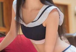 TouTiao头条女神 – 娜依灵儿的泳池作品集，既有水的清凉，又悄然藏着些暧昧，下载试试吧。