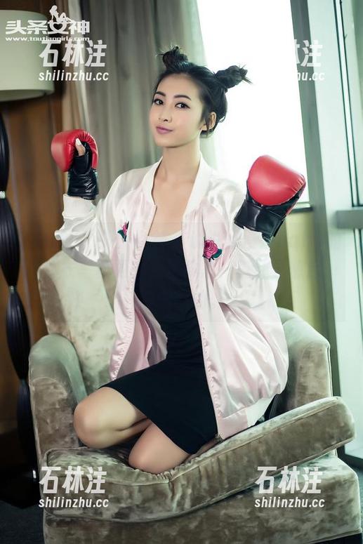 TouTiao头条女神-杨漫妮baby TouTiao头条女神 - 说说杨漫妮baby的连体衣写真更新,这体态,真让人想起…你们懂的。