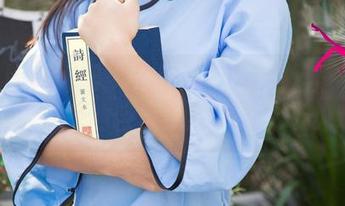 UGirls尤果网 – 在李思宁的户外系列图集中，花与叶的轻声细语，你能听见吗？