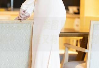 XIAOYU语画界 – 美图里的另一面，杨晨晨在旗袍中，随性又有韵味，真难服气。