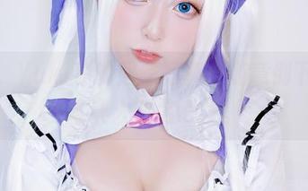 最新，Yuki亭的居家写真，随意倒下的书本让人莫名心安。