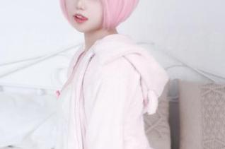 eloise软软的软糯气质，cos成角色后的那个表情，一定有剧情……没错，就是要继续看下去！