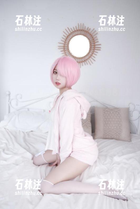 eloise软软的软糯气质，cos成角色后的那个表情，一定有剧情……没错，就是要继续看下去！