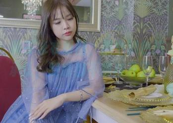 丽柜 – 黄芬泳衣原图，那个颜色搭配我得承认，眼睛都不想移开了。