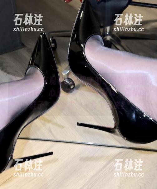 保守的二舅妈 微密圈 - 在观看这张保守的二舅妈的高跟鞋作品时,心里总会冒出个疑问,这样的鞋子,穿上去会不会飞起来?