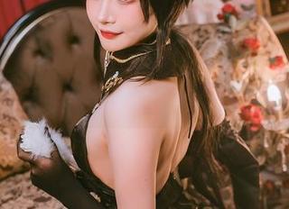 兔胖胖min的兔女郎写真：连草都想拍它一张！