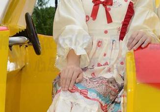 初夏女神 – 依依女仆图：图片中的那个‘小心思’似乎在说话