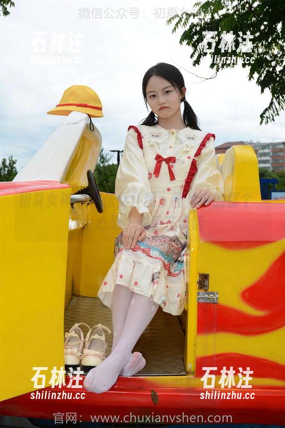 初夏女神-依依 初夏女神 - 依依女仆图:图片中的那个‘小心思’似乎在说话