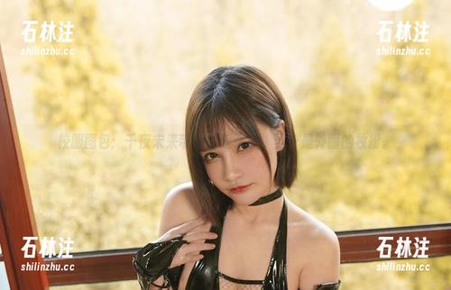 千夜未来 校服图包:千夜未来带你重返青春,至少是外面的妆扮。