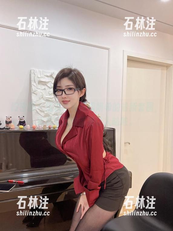 微密圈 - 这次毕竟是周妍希的最新套图，秘书范儿浓郁得让人咕哝。