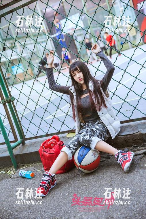 头条女神-曼苏拉娜 头条女神 - 曼苏拉娜的免费图册,穿上护士制服的打针针,也许是你治愈的一针!