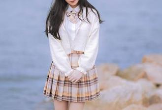 私拍合集里的妍子坚不可摧穿毛衣，似乎在诉说着一种特别的味道。