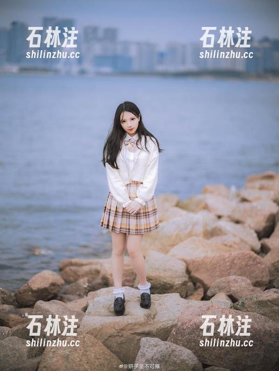 妍子坚不可摧 私拍合集里的妍子坚不可摧穿毛衣,似乎在诉说着一种特别的味道。