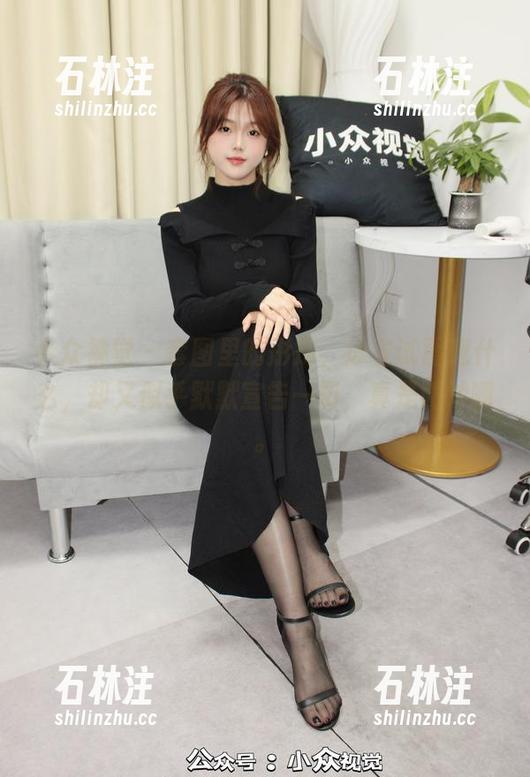 小众视觉-彤彤 小众视觉 - 套图里的彤彤,泳衣试图遮什么,却又似乎默默宣告一切,真是微妙啊。