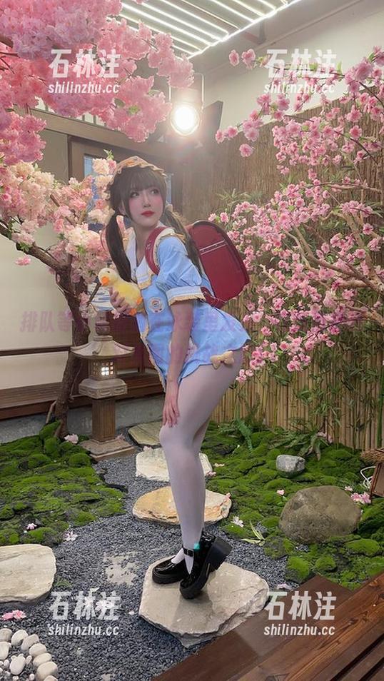 排队等小和甜酒在泳装里发光，在线直播我对美图的挑战之旅！
