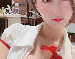 微密圈 – 小玉吃果冻的校服写真，图片里的每一个细节都似乎在说：青春不再