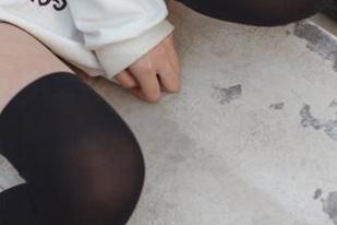 天台跟女生有种奇妙的搭配，少女秩序的原图显示黑色过膝袜的细节