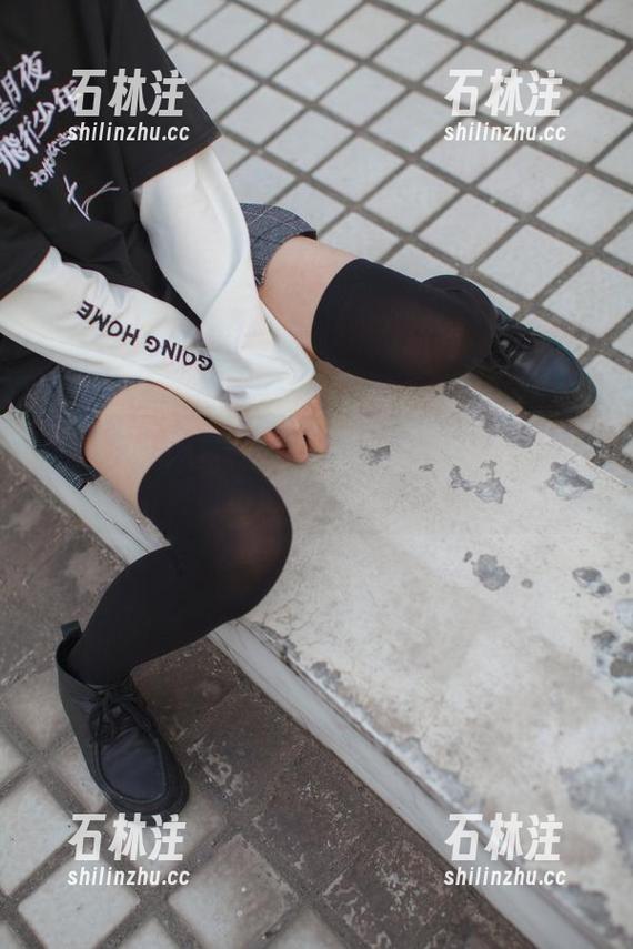 少女秩序 天台跟女生有种奇妙的搭配,少女秩序的原图显示黑色过膝袜的细节