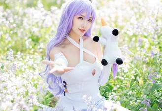 希希_啾更新了她的护士作品，难道今儿是“护士日”？看她如何给白大褂增添点新意！