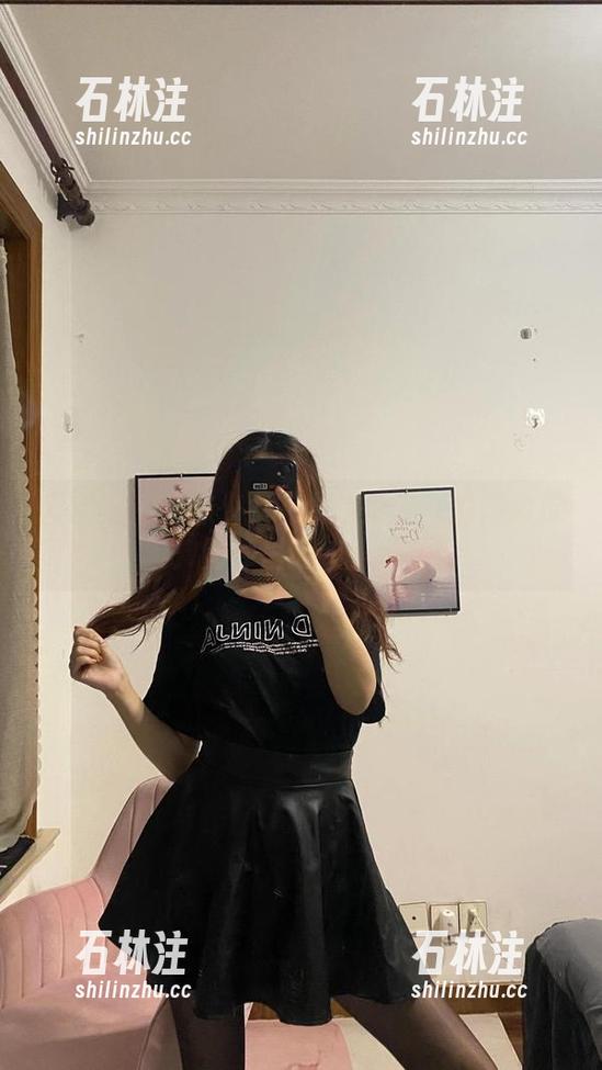 微密圈 - 提袜少女在微信朋友圈的高清探险：图库里的快乐日常！