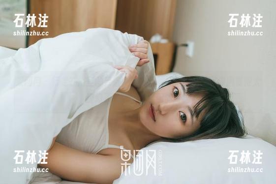 果团网-萌神妹妹 果团网 - 行走在浴室的云端,看到萌神妹妹的样子,原图变得太魔幻了,哇,壁纸配的好!