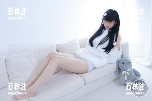 柴系小乖-夜夜 柴系小乖 - 夜夜的私房写真:在80D白丝中,你能找到开心吗?