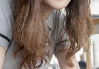 梦丝女神 – 香萱的蕾丝聚焦：看起来像是梦游，在脸颊的微风中翻转。