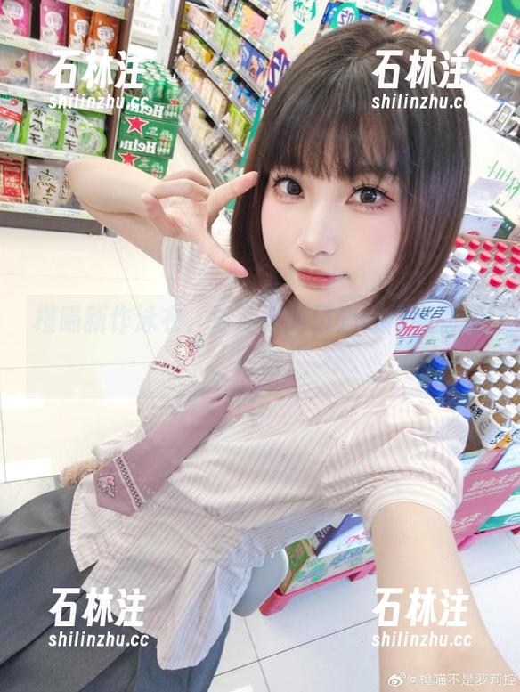 橙喵 橙喵新作泳衣,泳池边的目光都得亮瞎眼,哈哈!