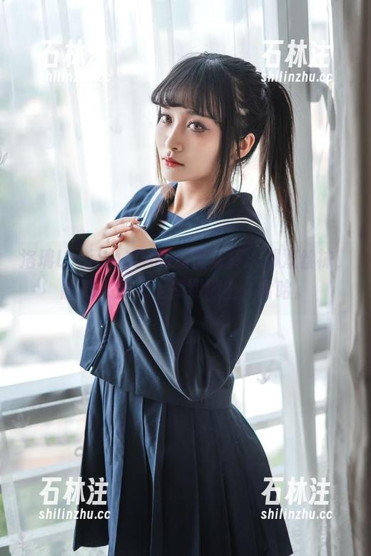 洛璃LoLiSAMA 洛璃LoLiSAMA的私房写真:那双丝袜,能把人从天上掉到地上,哈哈。