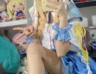 整个校园都被藤田琴音的打歌服照亮了，白栎Shirly的精选写真集犹如光芒万丈！