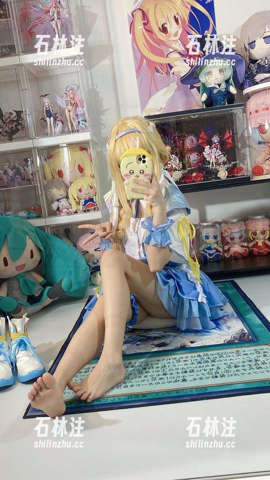 整个校园都被藤田琴音的打歌服照亮了，白栎Shirly的精选写真集犹如光芒万丈！