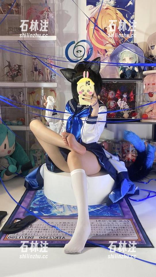 白栎Shirly的私房作品里，流萤女仆的崩坏日常让人挠头。