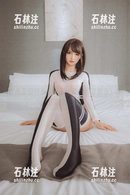 壁纸里的神乐坂真东：豹纹的厚重感，说不清的迷人。