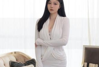 秀人网 – 最新真相！何嘉颖教你在泳池里的完美姿势，结果变成了打水仗！