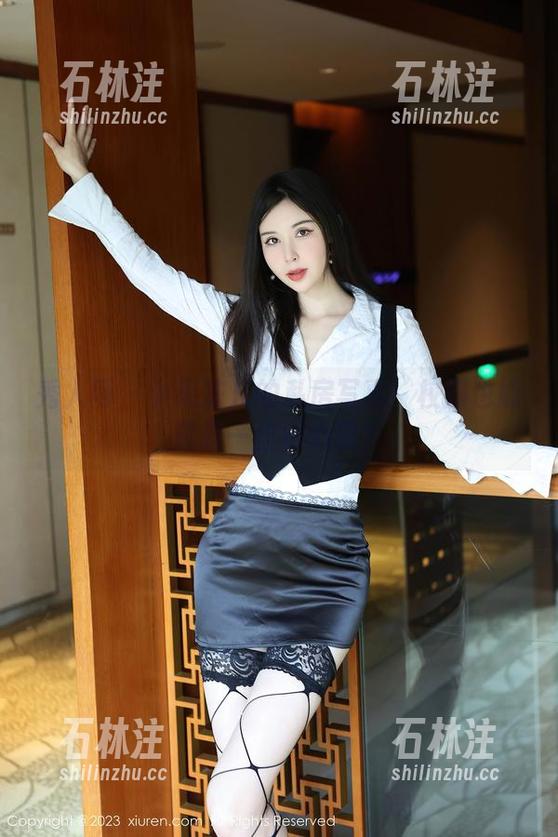 秀人网 - 小果冻儿的私房写真：校服也能透露一丝小心思？
