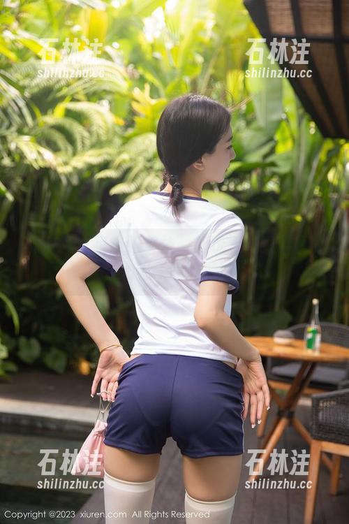 秀人网 - 跟欧阳若依一起玩水：泳装图集，注意波浪哦！
