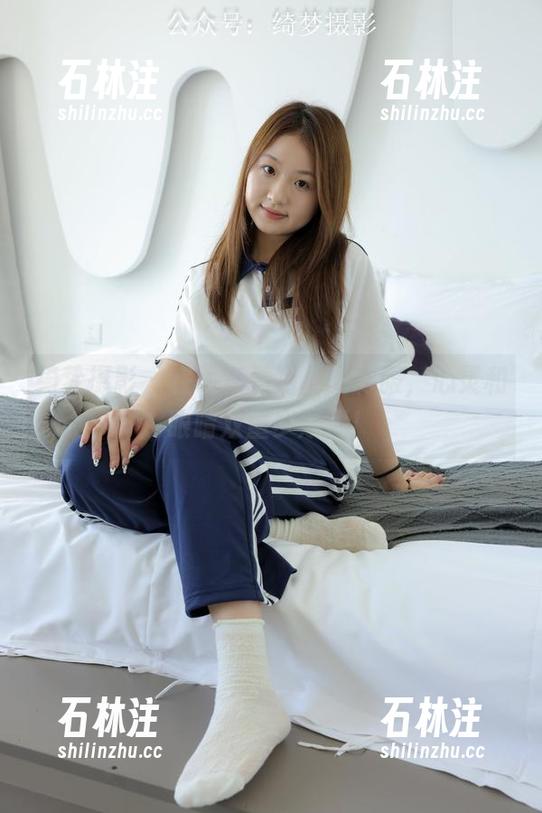 绮梦摄影 - 在线查看月月的制服，心灵和眼睛双重罗斯福！