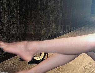 微密圈 – 勇敢追光，脸红Dearie的白丝写真图包让你直面心底的小鹿乱撞。
