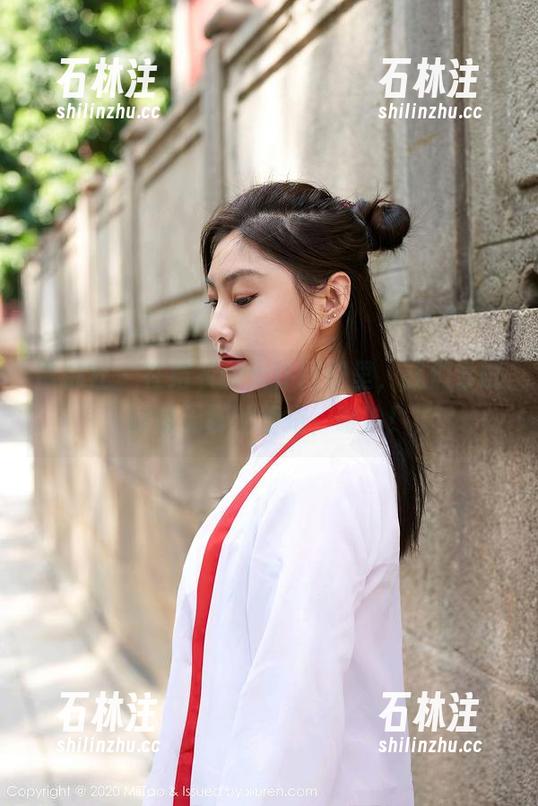 蜜桃社 - 在结衣的女仆图册里，我们尝试解除无聊的绝招，哈哈！