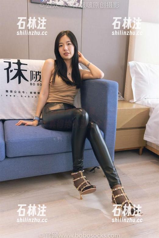 袜啵啵-小淳 袜啵啵 - 这组黑皮鞋图集,私房内容满满,真得给小淳点个赞!