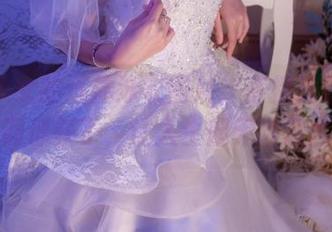 西瓜少女的连体泳衣图片，直接就被这个色调俘获了，让人生起无数遐想。