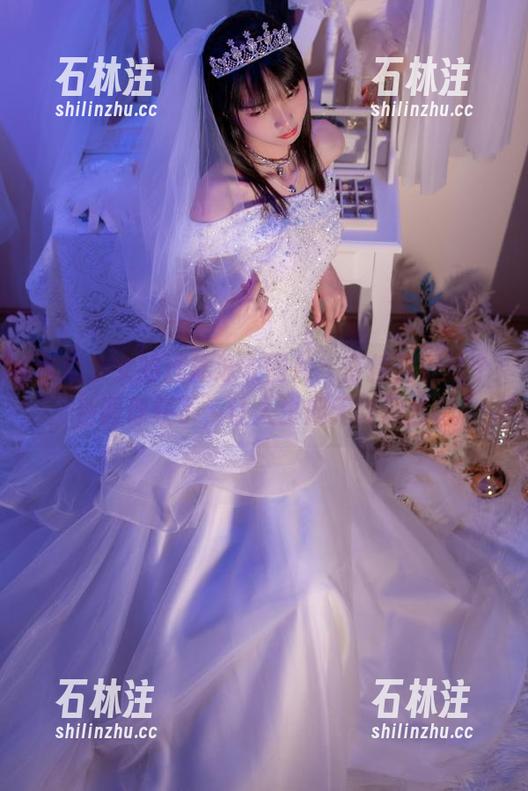 西瓜少女 西瓜少女的连体泳衣图片,直接就被这个色调俘获了,让人生起无数遐想。
