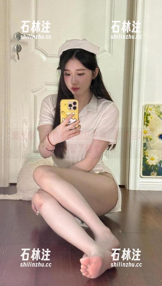 轩子巨2兔 微密圈 - 图包中的酒红礼服,轩子巨2兔轻松驾驭了这个颜色