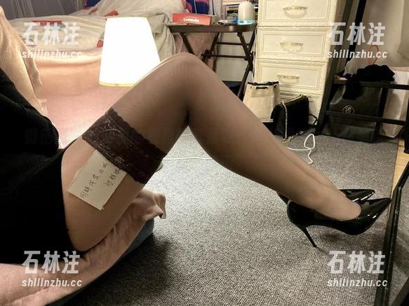 雅雅的气质呀 微密圈 - 泳池里的雅雅的气质呀:最新图集,让你重新定义‘悠闲’