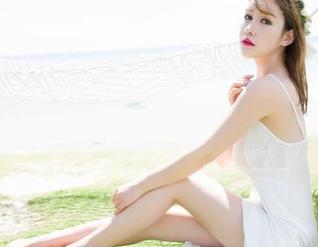 魅妍社 – 雪千紫的女仆写真：抱着扫把也swagger！